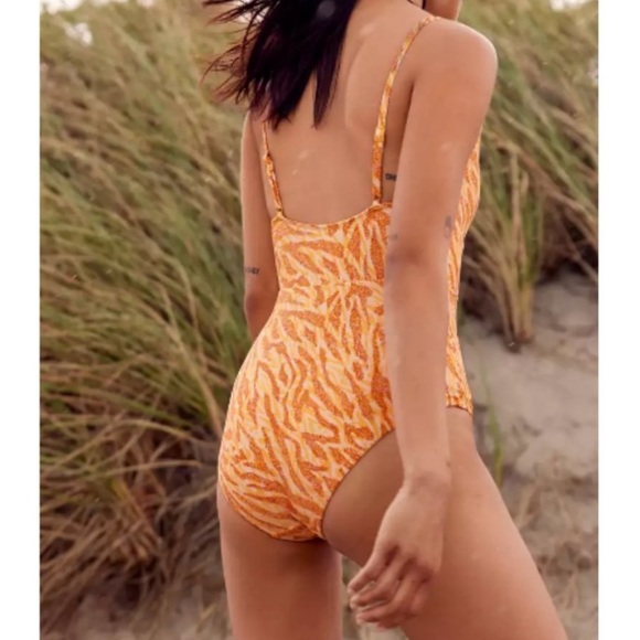 Aerie twist front cut out swimsuit - Small long - Picture 2 of 9